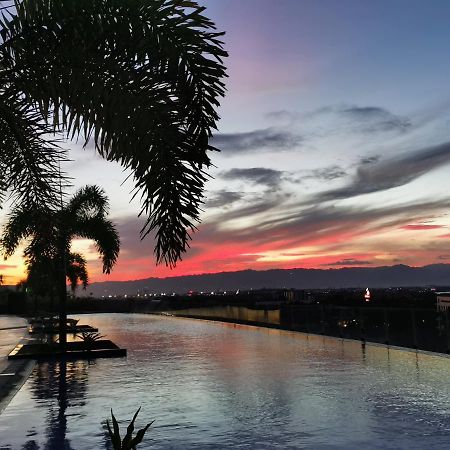 Mactan Newtown Deluxe Island Breeze Lägenhet Lapu-Lapu City Exteriör bild